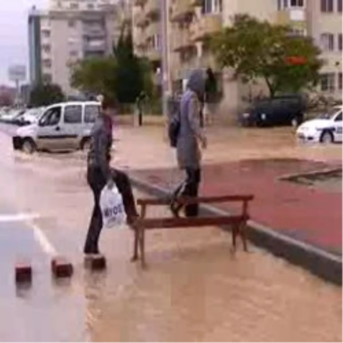 Çanakkale\' De Sağanak 3 Hatta Deniz Ulaşımını Durdurdu