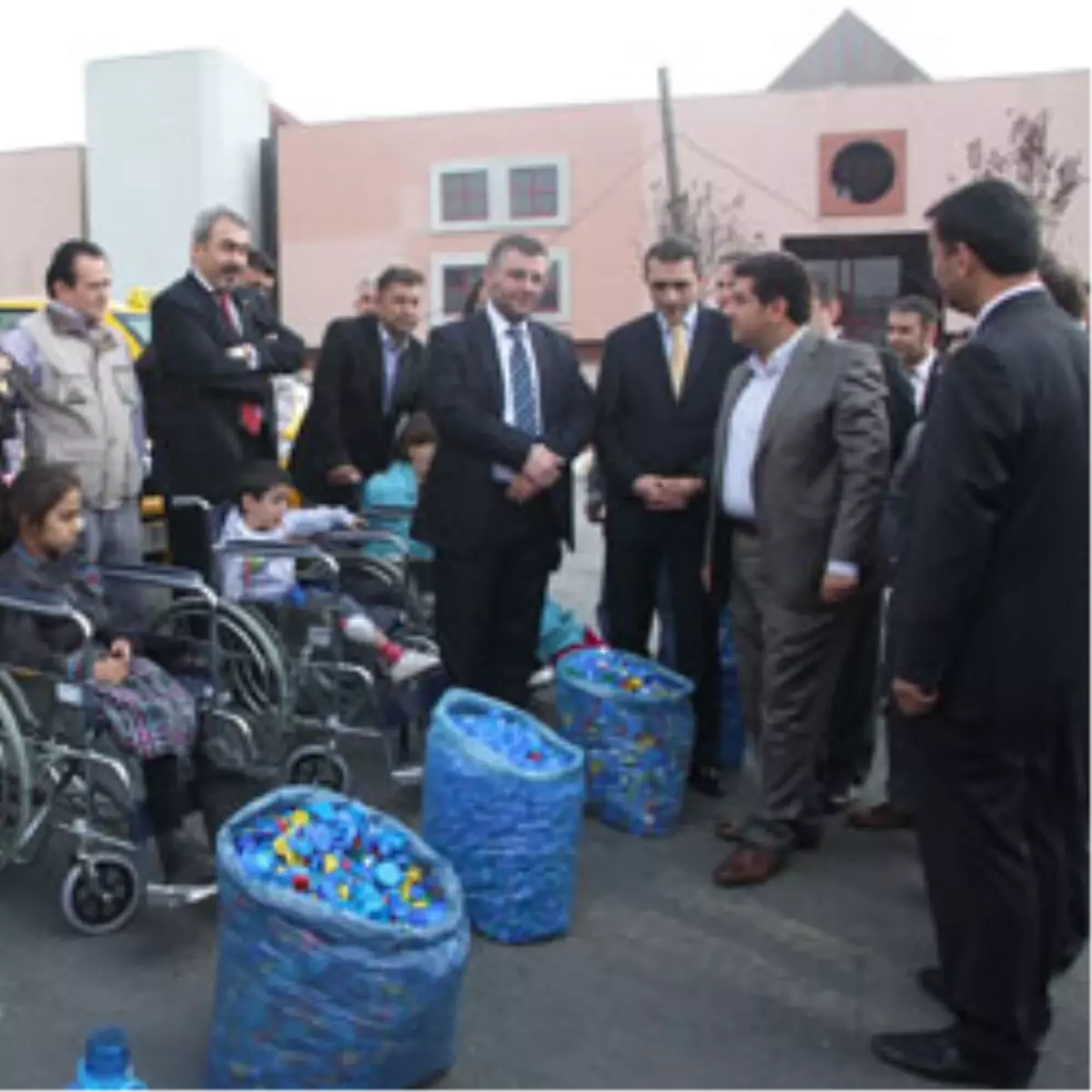 Pet Şişe Kapakları Engellilere Araba Oldu 

