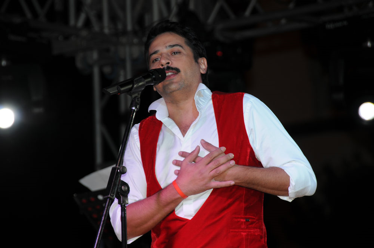 
Cumhuriyet Bayramı Emre Altuğ ile Renklendi
