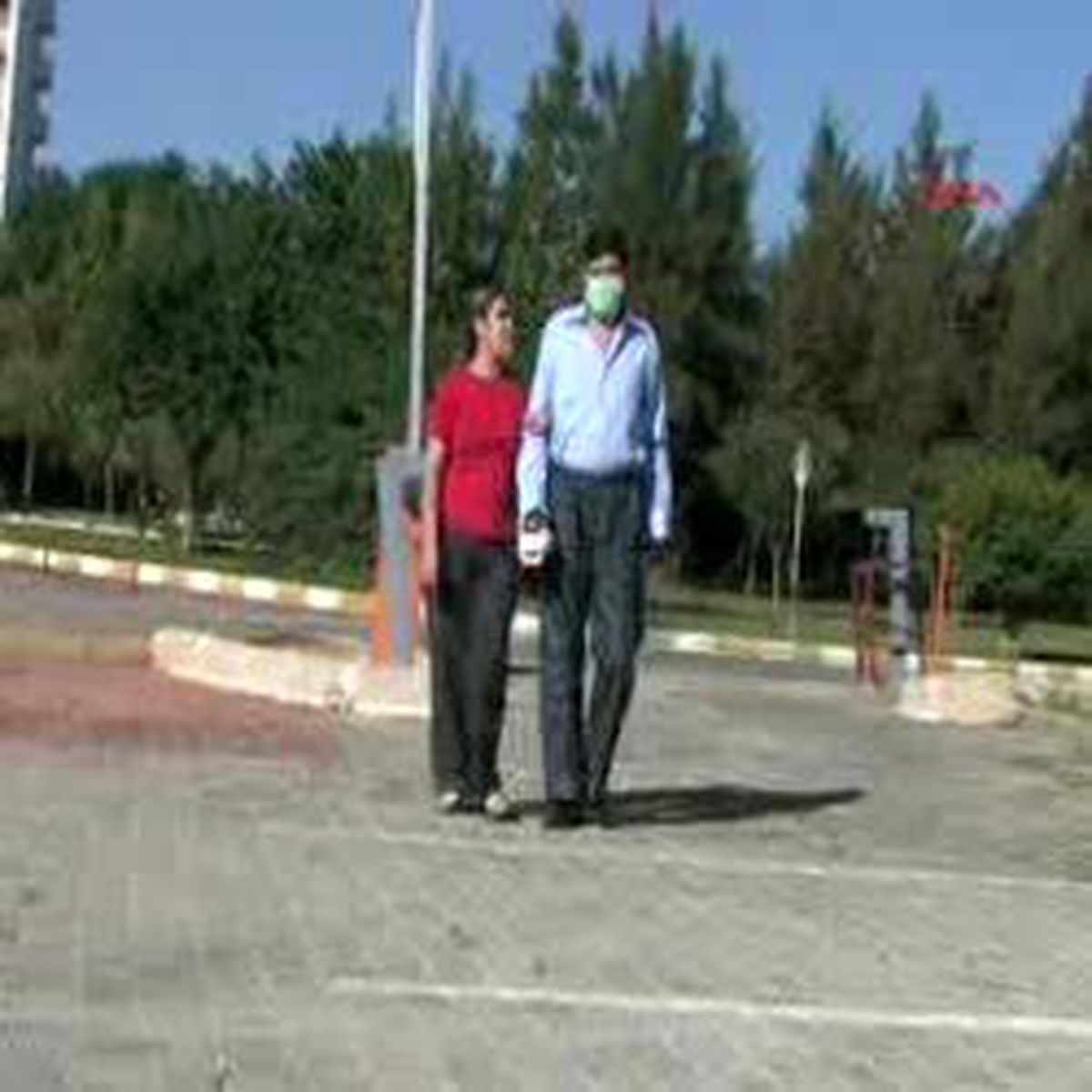 Çift Kol Nakli Yapılan Cihan Topal, Hastane Bahçesinde Yürüdü