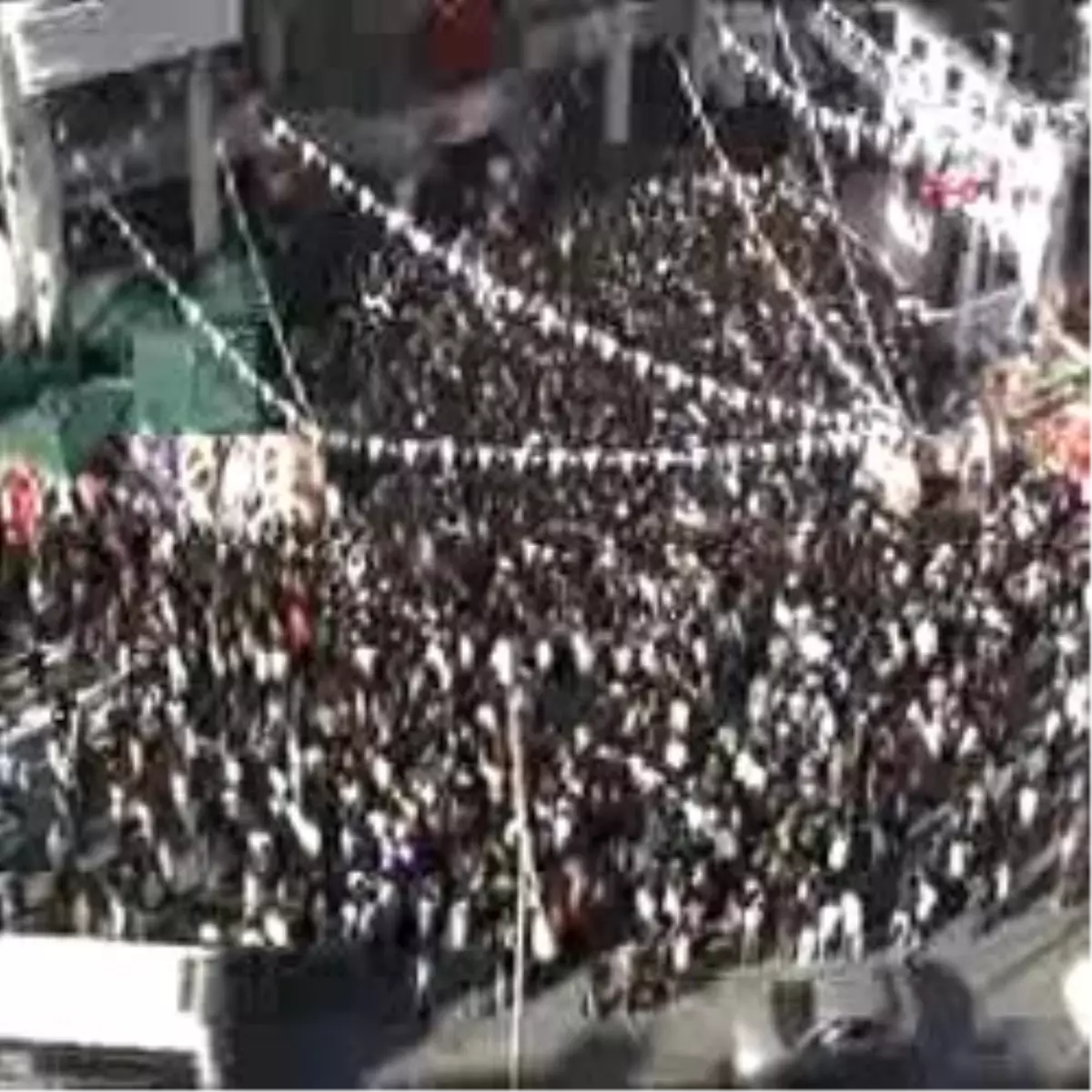 Mersin\'de Kıvanç Tatlıtuğ İzdihamı