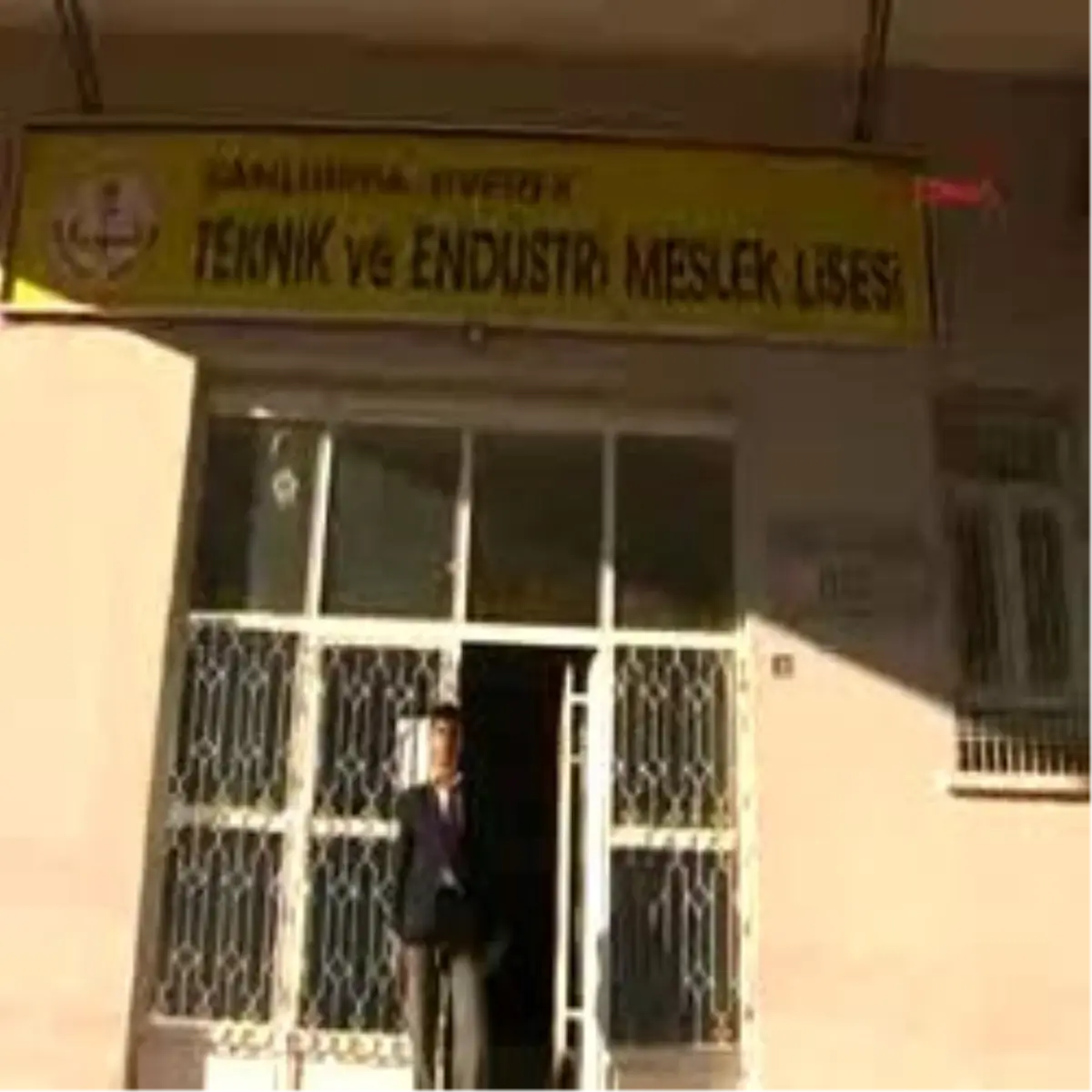  Öğrenci Öğretmenin Parmaklarını Kırdı
