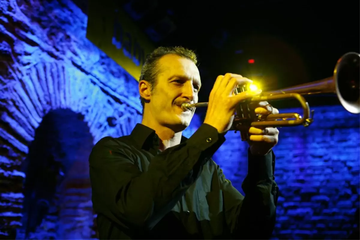 İmer Demirer Eşsiz Performansıyla Alt.da Sahne Alıyor