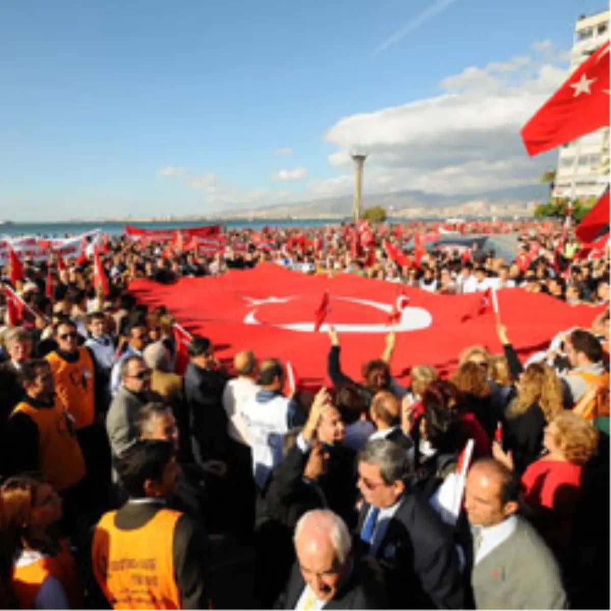 İzmir Ata’sına Yürüyecek