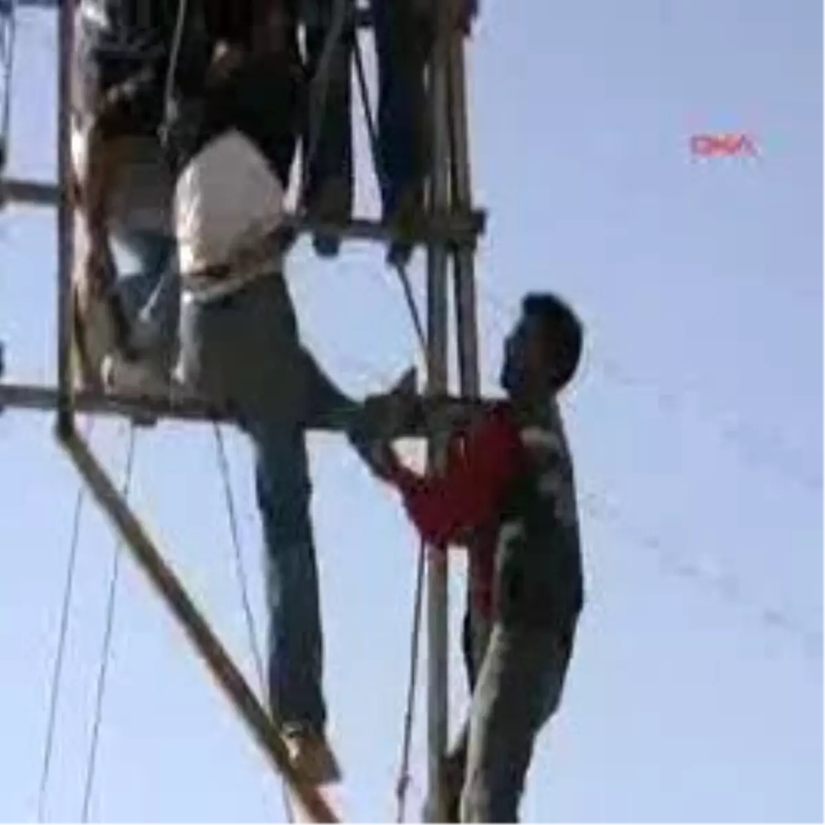 Akıma Kapıldığı Direkte Asılı Kaldı