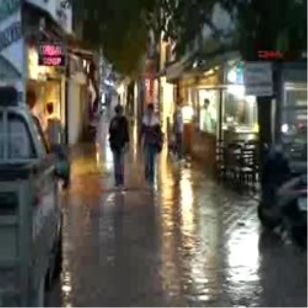 1 Saatlik Yağmur Bodrum\'u Felç Etti