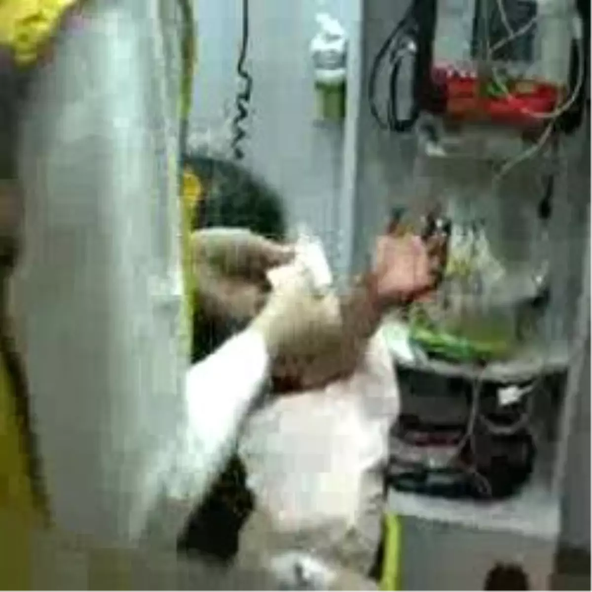 Arkadaşları \'Kılıbık\' Dedi, Karısını Bıçakladı