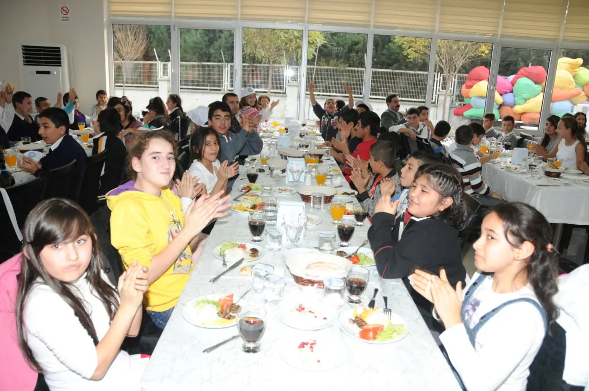 Yetim Ve Öksüz Çocuklara Bayram Sevinci