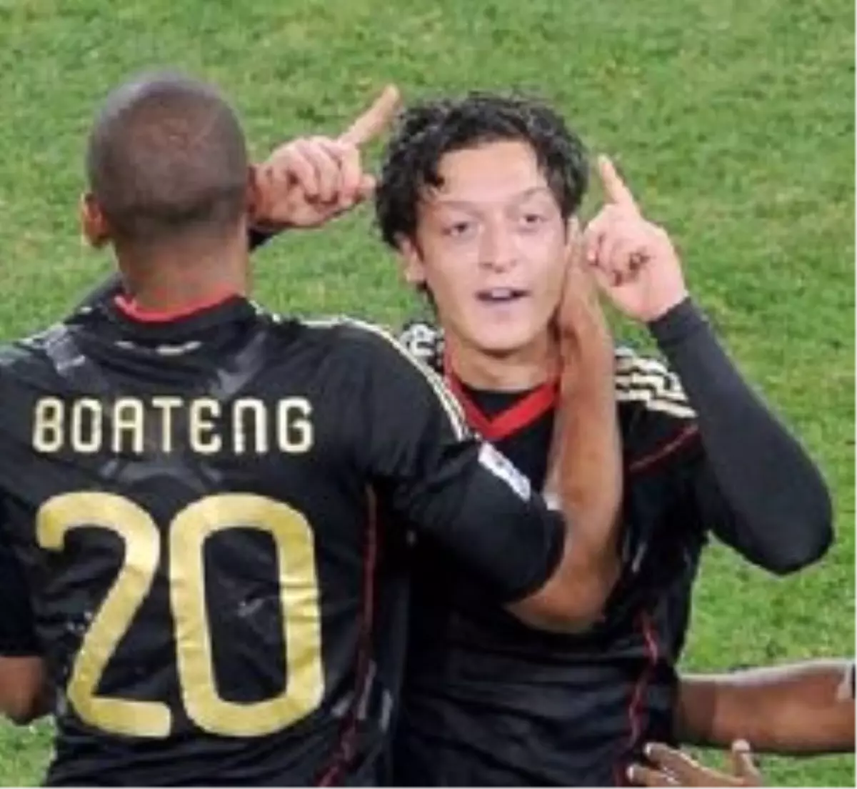 Mesut Özil Sevgilisinden Ayrıldı