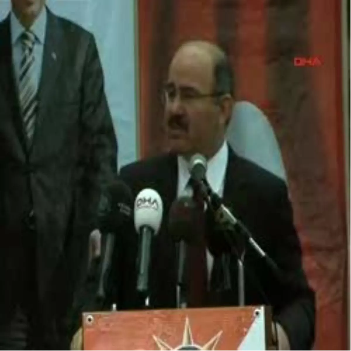 Çelik Partililerine Konuştu, İlahiler Okunan Düğün Yemeğine Katıldı