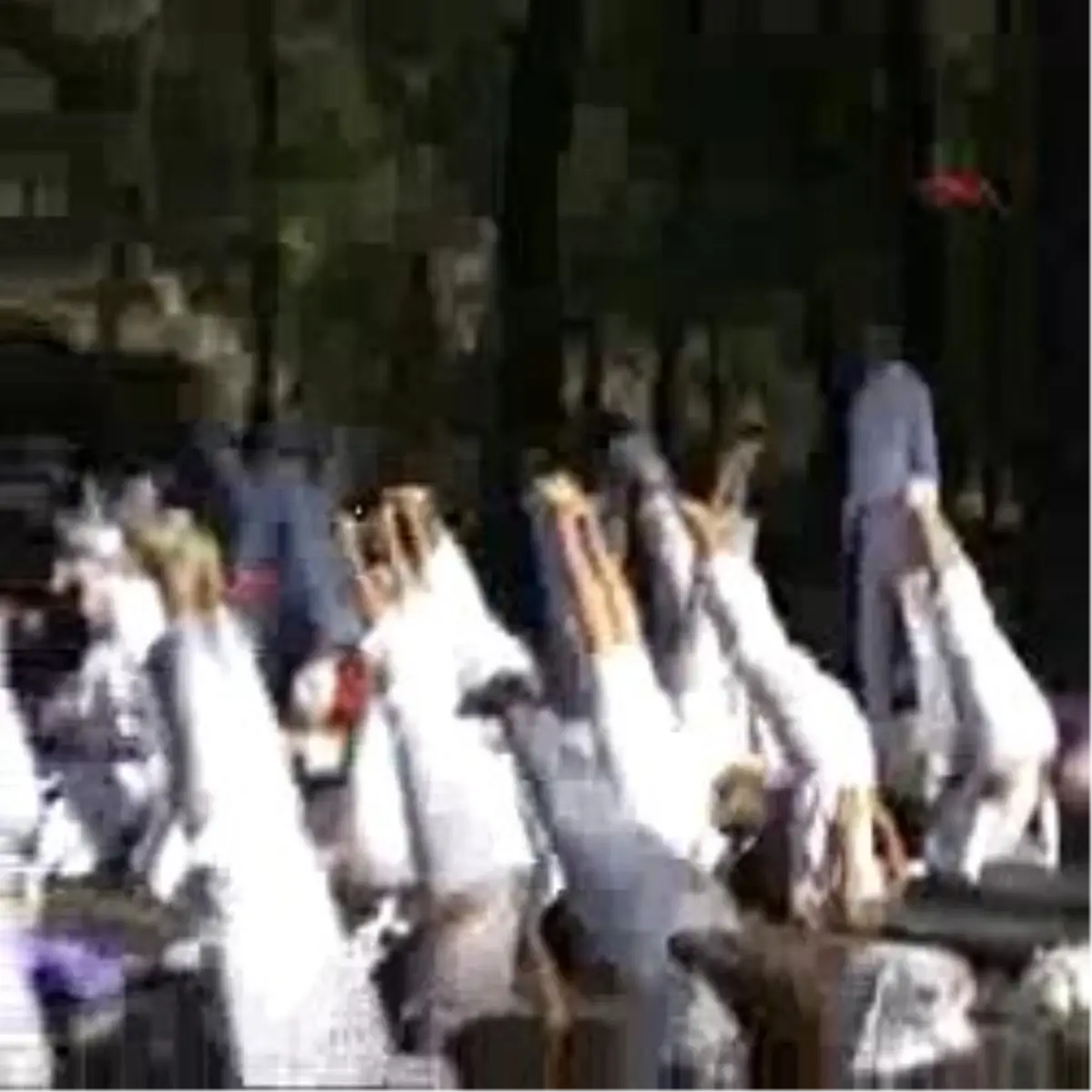 Kemer´De Yoga Turizmi
Uzun Bayram Tatilini Fırsat Bilerek, Bölgenin Eşsiz Doğasından Faydalanmak İsteyen Yüzlerce Yerli Ve Yabancı Yogacı Antalya\'nın Kemer İlçesi\'nde Buluştu.