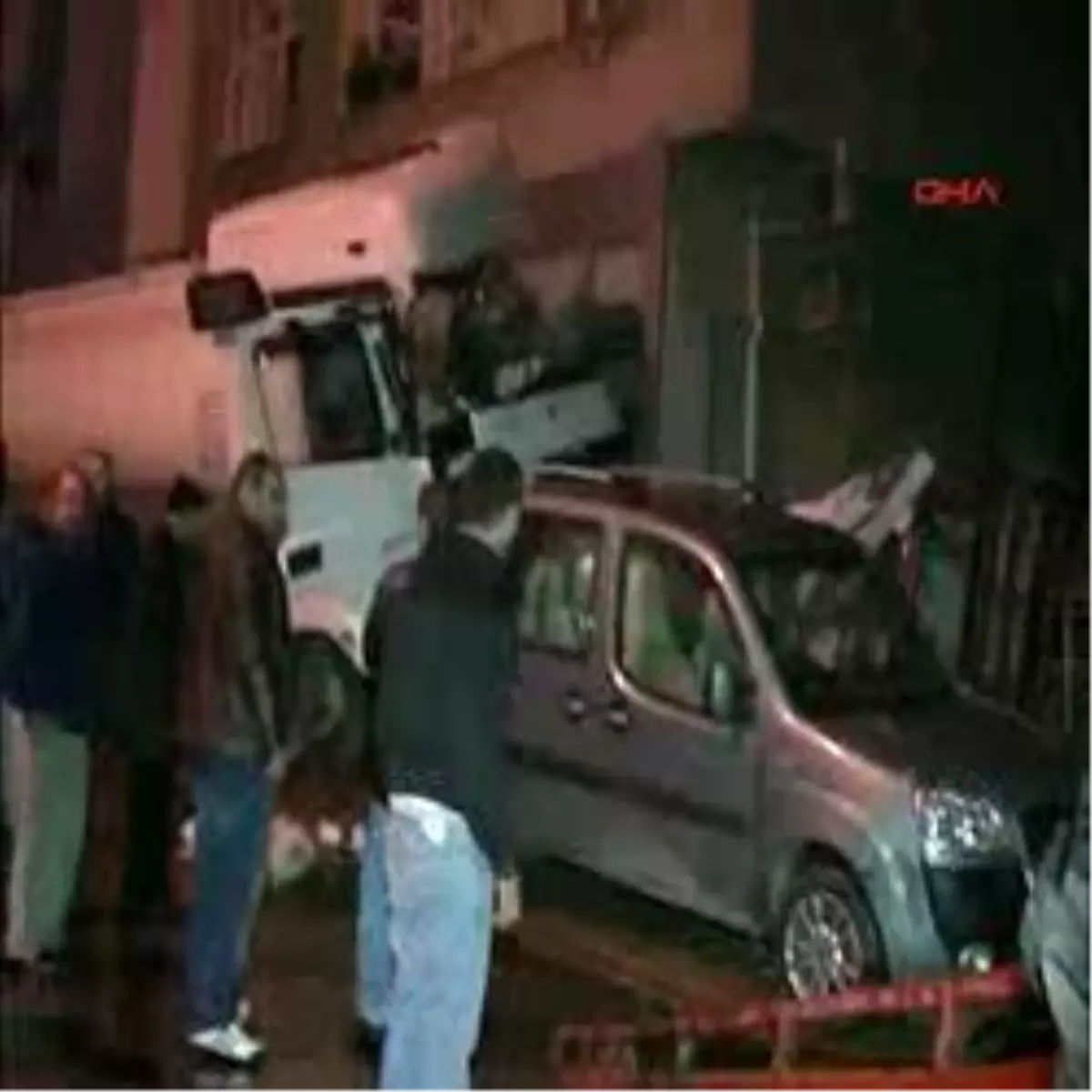 Yağ Tankeri Önce Otomobillere Sonra Binaya Çarptı