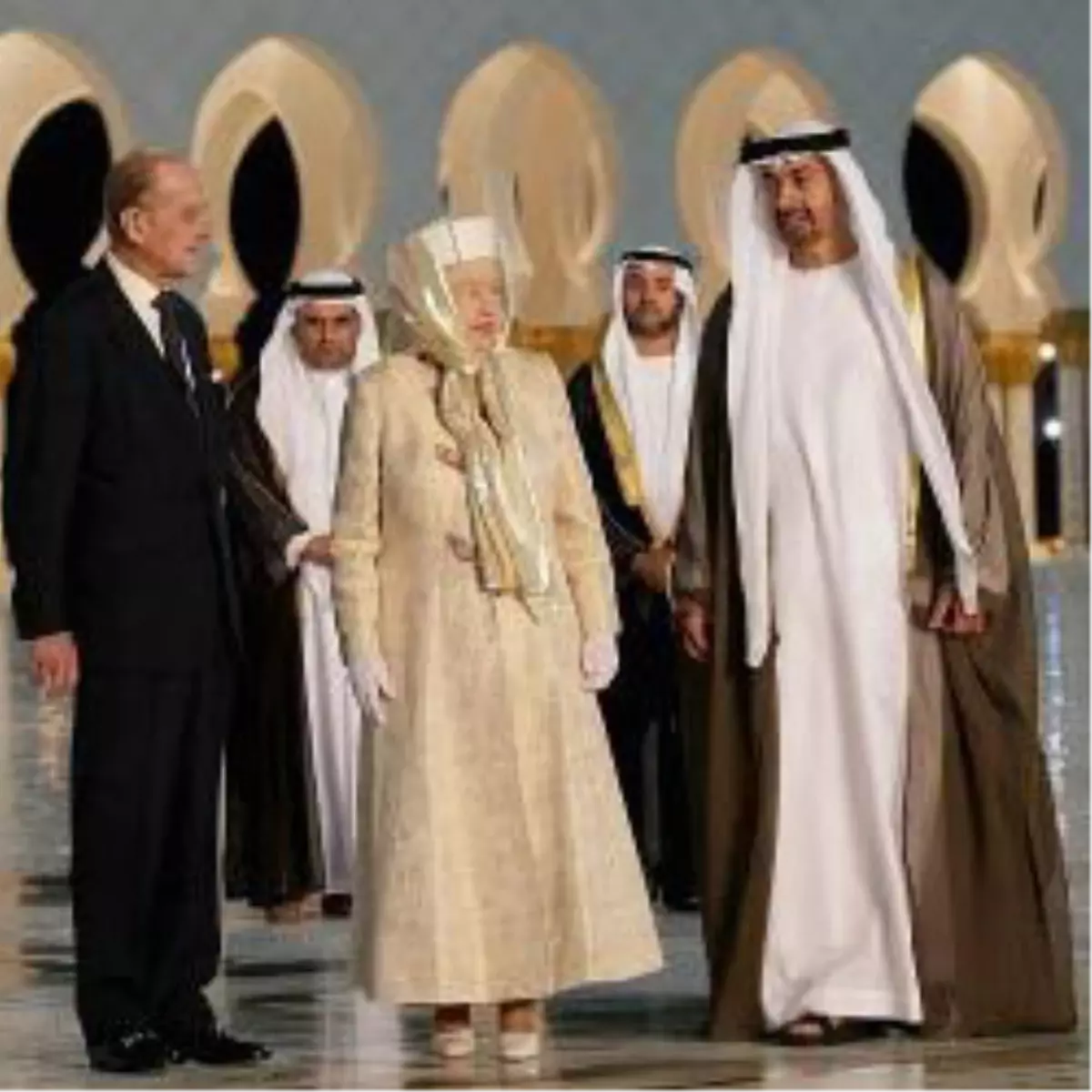 İngiltere Kraliçesi Camide