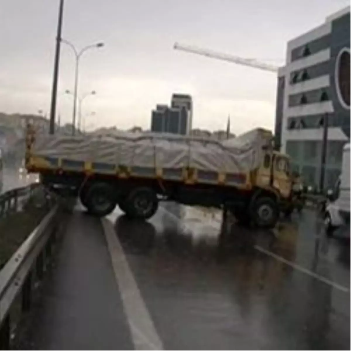 Devrilen Kamyon Trafiği Felç Etti