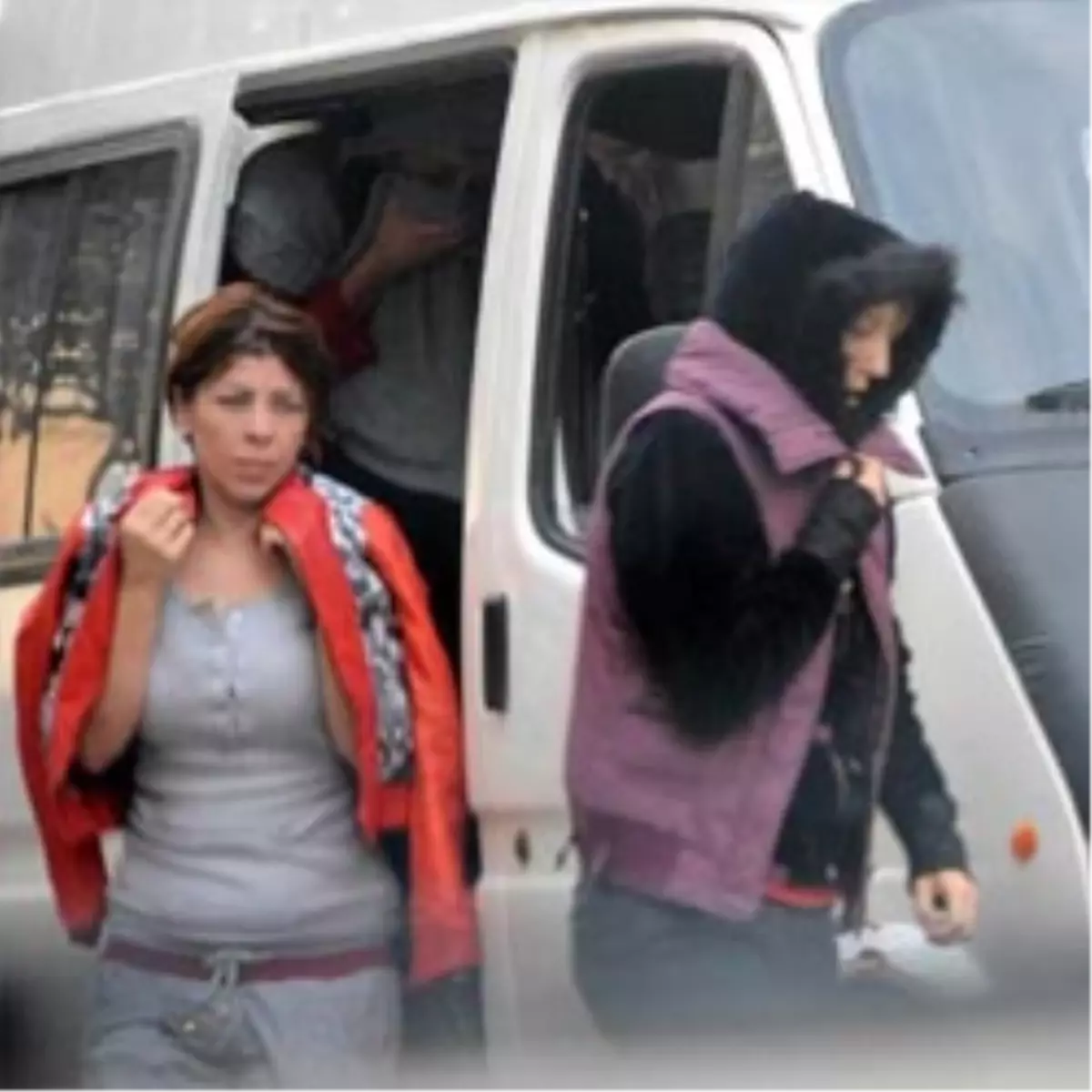 Villada Oturan Telekızlar