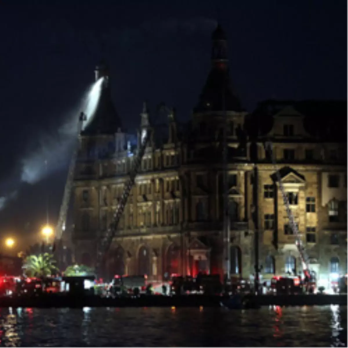Haydarpaşa Tren Garı\'ndaki Yangın -Yangın Tamamen Söndürüldü