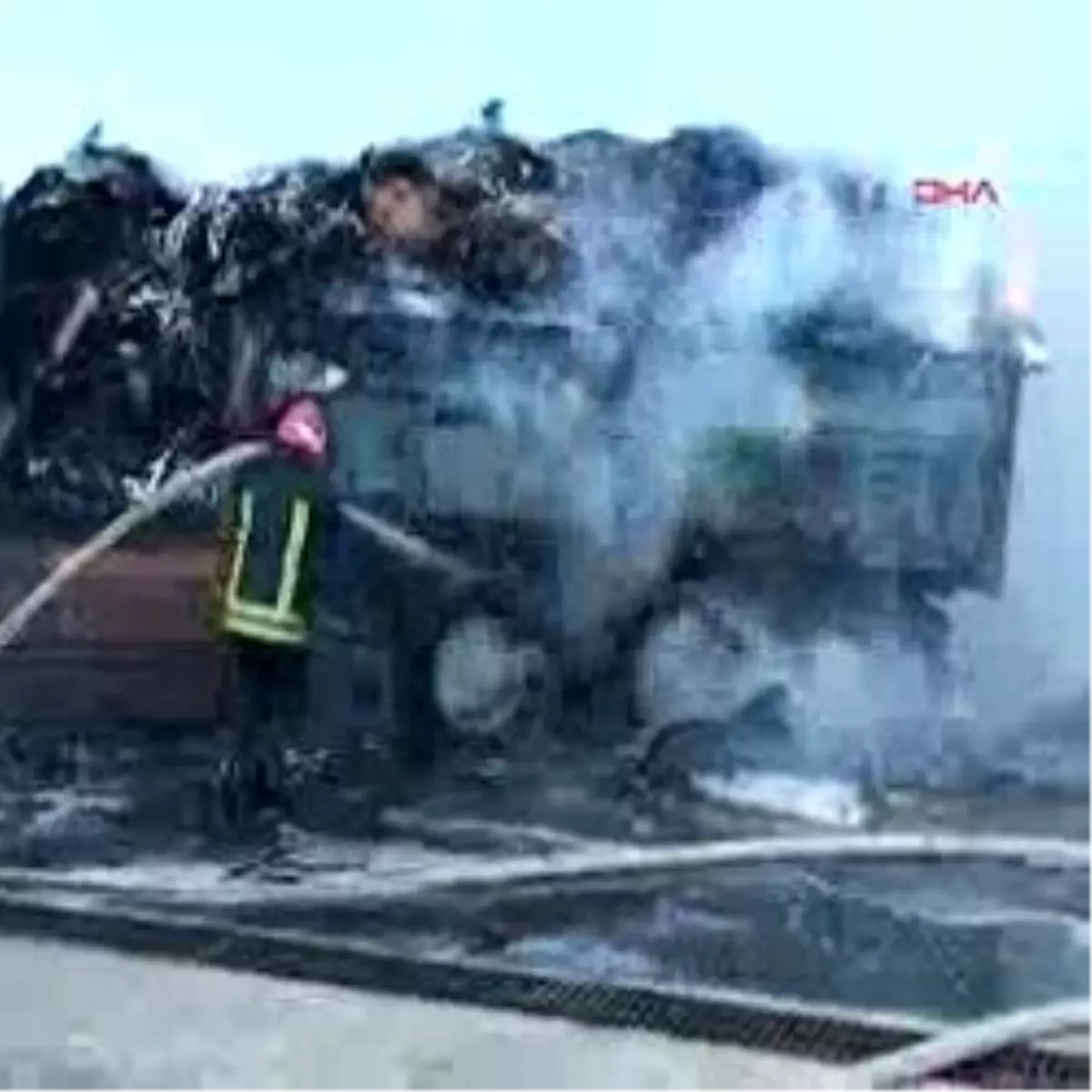 Yanan Kamyonla Benzinciye Giren Şoför Paniğe Yol Açtı