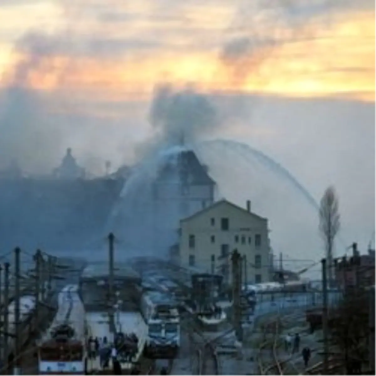 Vatandaşlar Haydarpaşa Garı'nda Çıkan Yangını Görüntüledi....