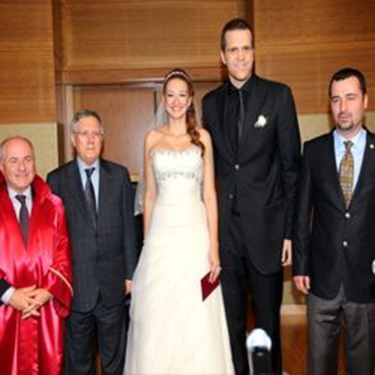 Fenerbahçe Ülker'in Oyuncusu Oğuz Savaş, Melike Demirkaya İle Evlendi