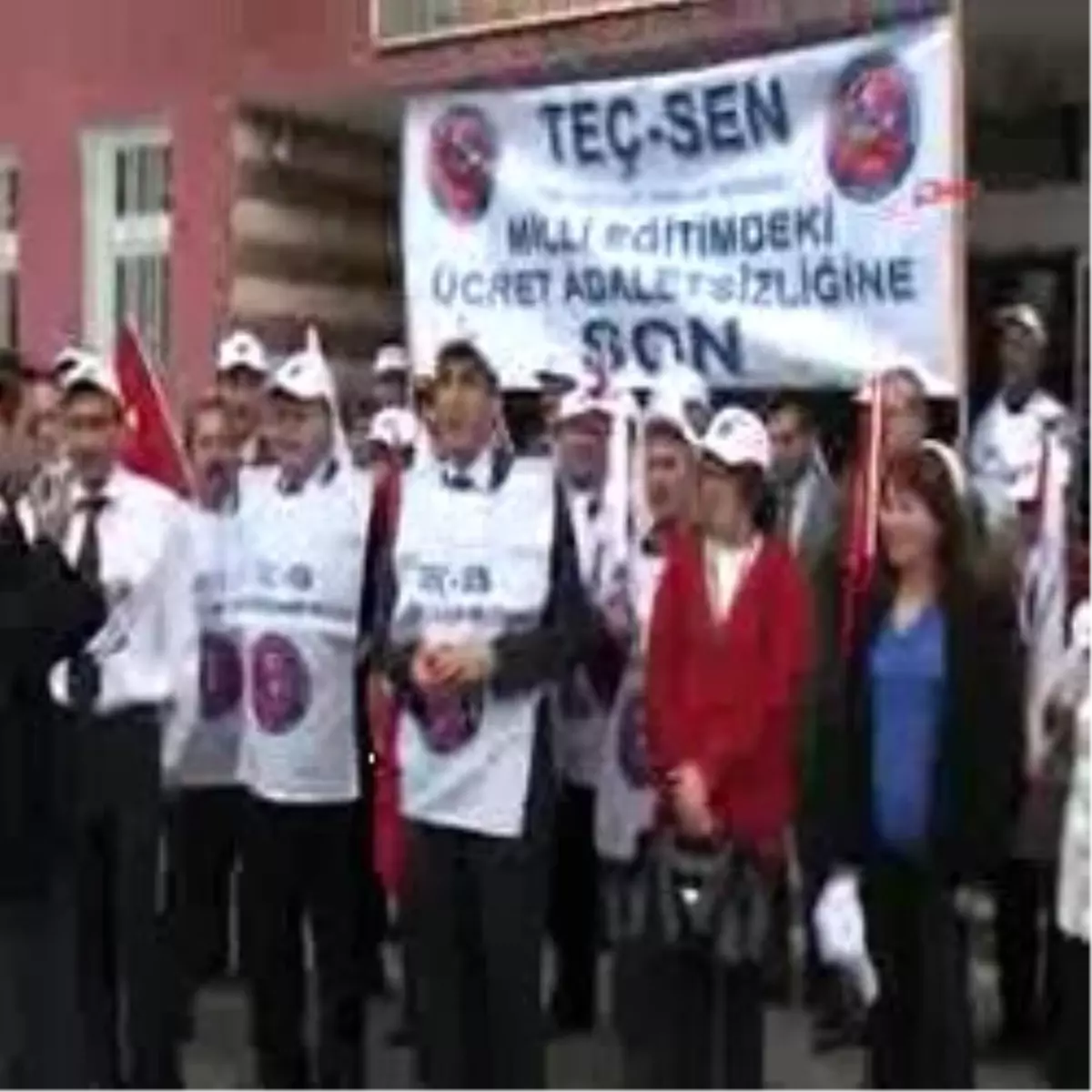 Bakan Çubukçu´yu Koro Halinde Türkü Söyleyerek Protesto Ettiler