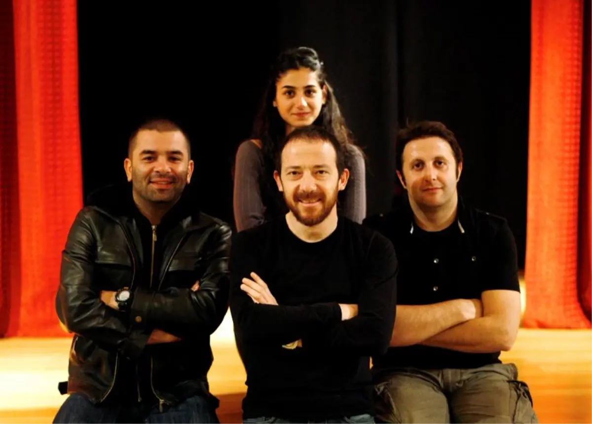 Tiyatrogerçek\'ten Bir Kara Komedi Annem Yokken Çok Güleriz