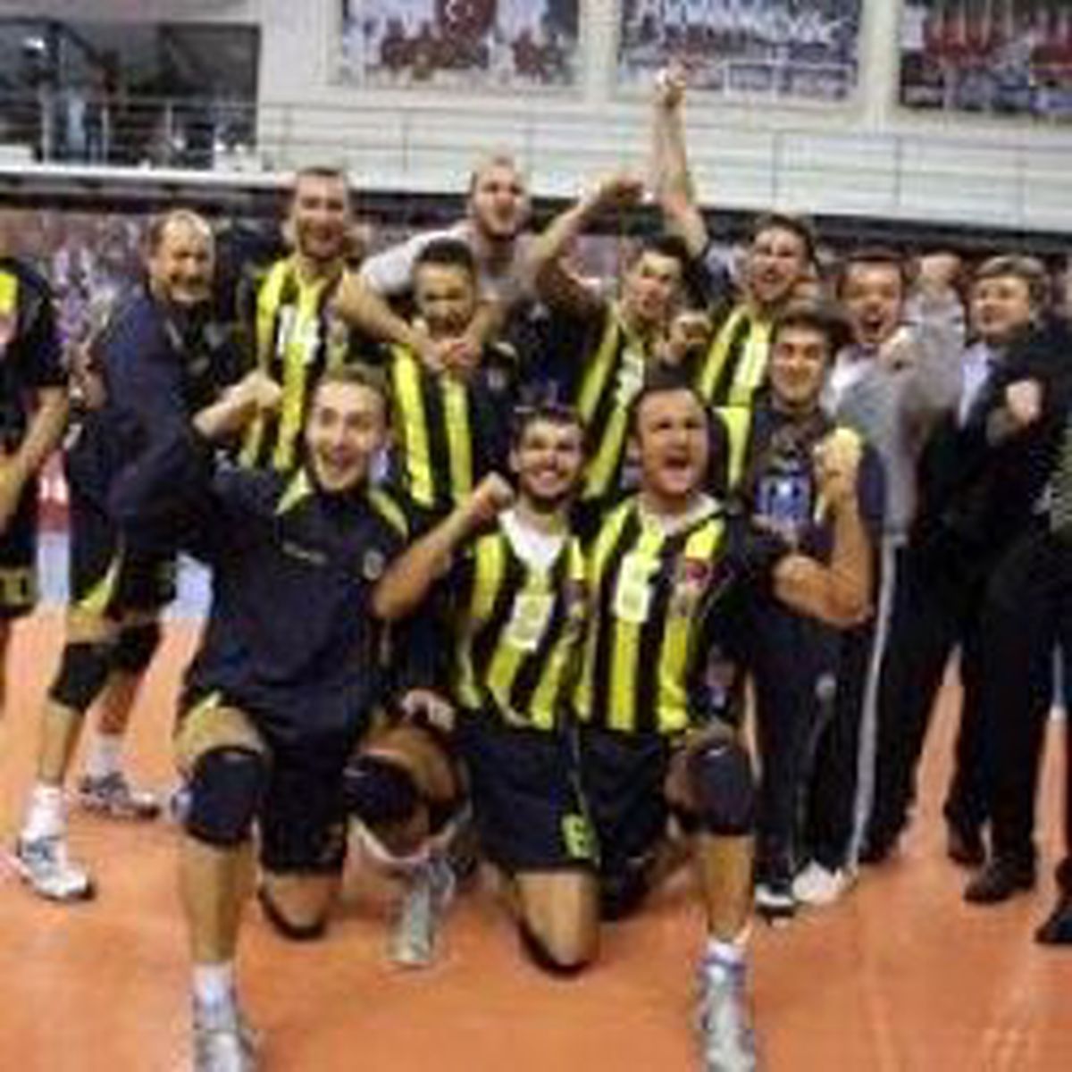 Fenerbahçe Erkek Voleybol Takımı, Mef Okulları\'nı 3-2 Mağlup Etti