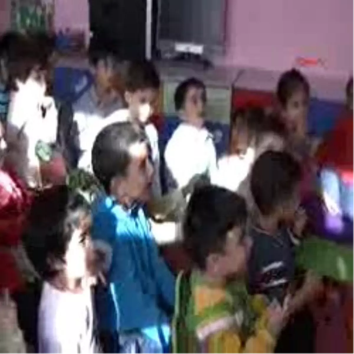 Ankara\'dan Gelip Hakkarili Çocuklara Tiyatro Oyunu İzlettiler