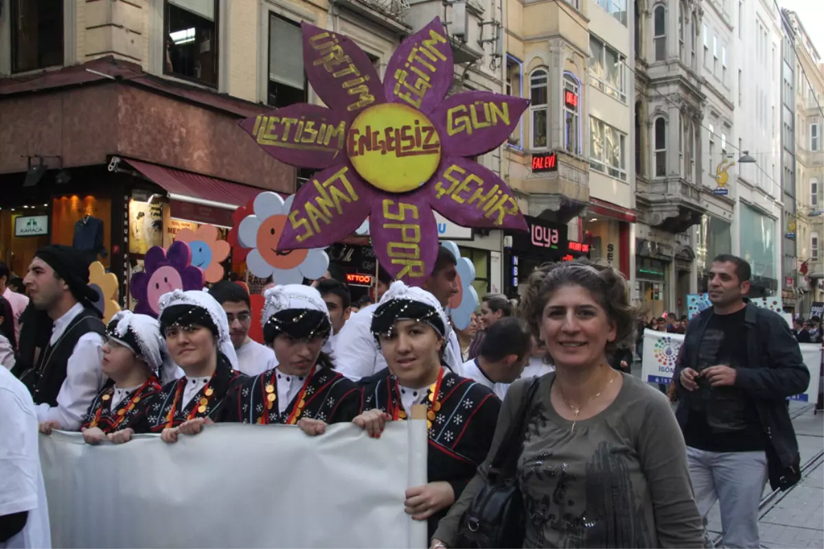 Istanbullu Ozurluler Taksim\'den Yuruyuse Gecti...