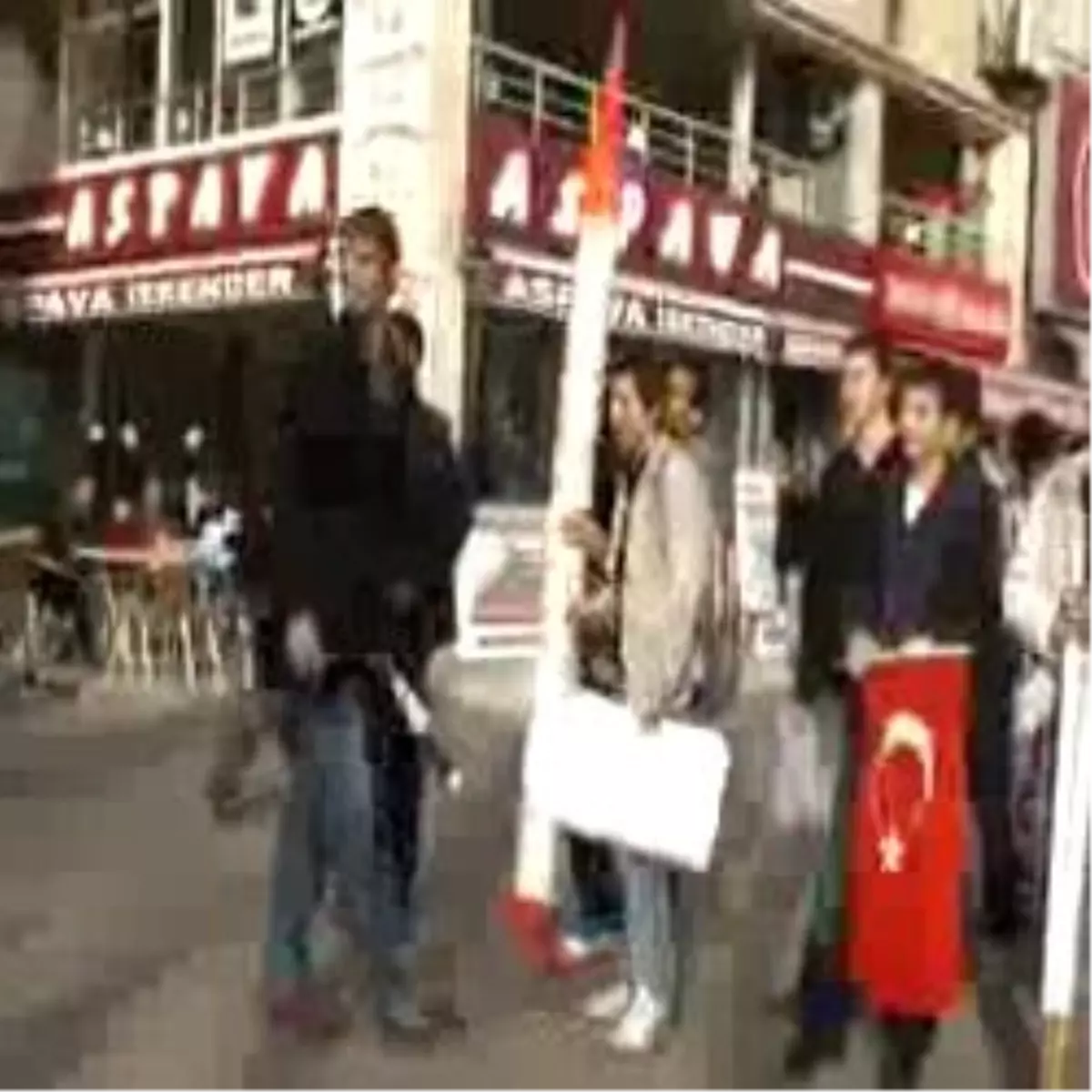 Kayseri\'de TGB\'den Ak Parti Önünde Füze Kalkanı Protestosu