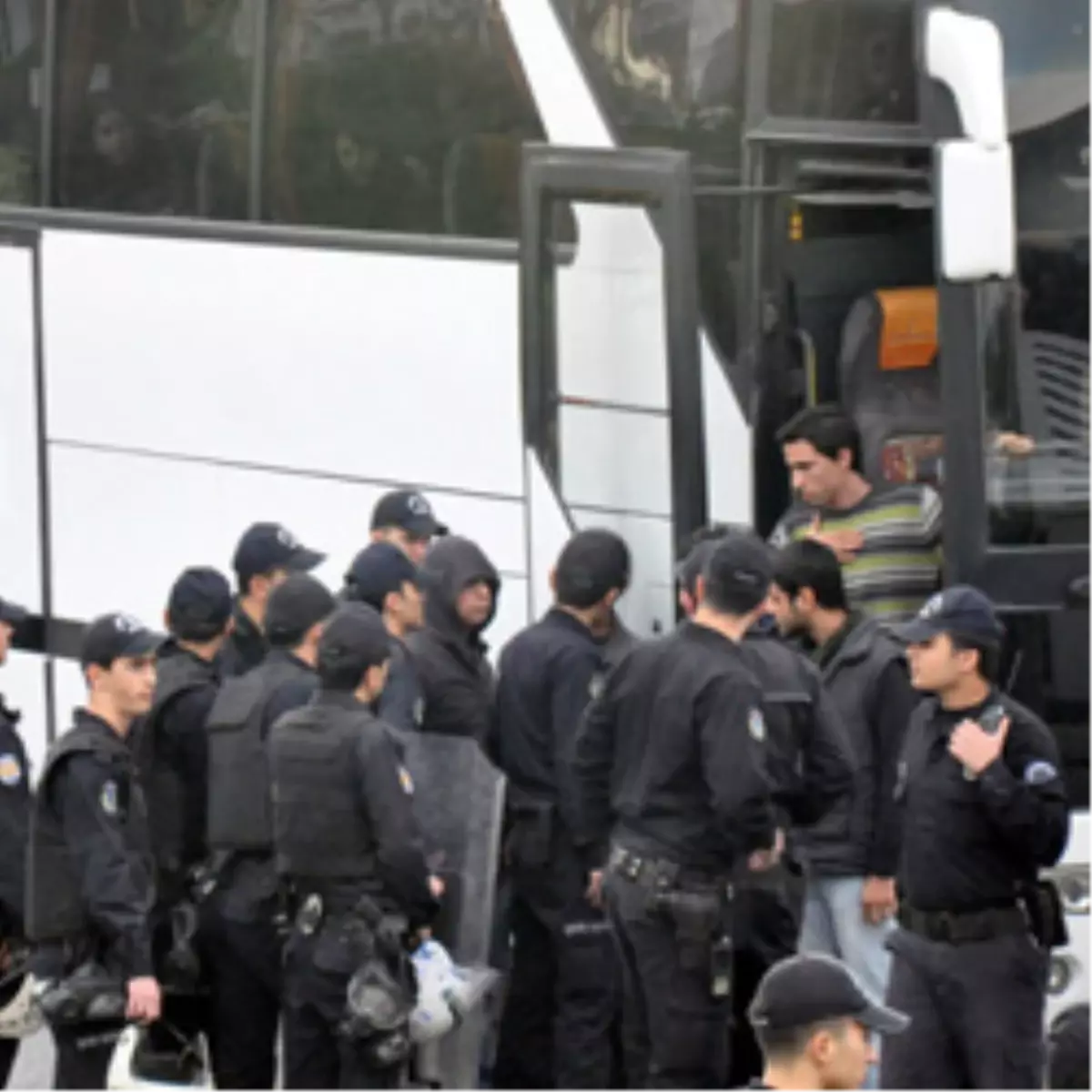 Protesto Etmeden Dayağı Yediler