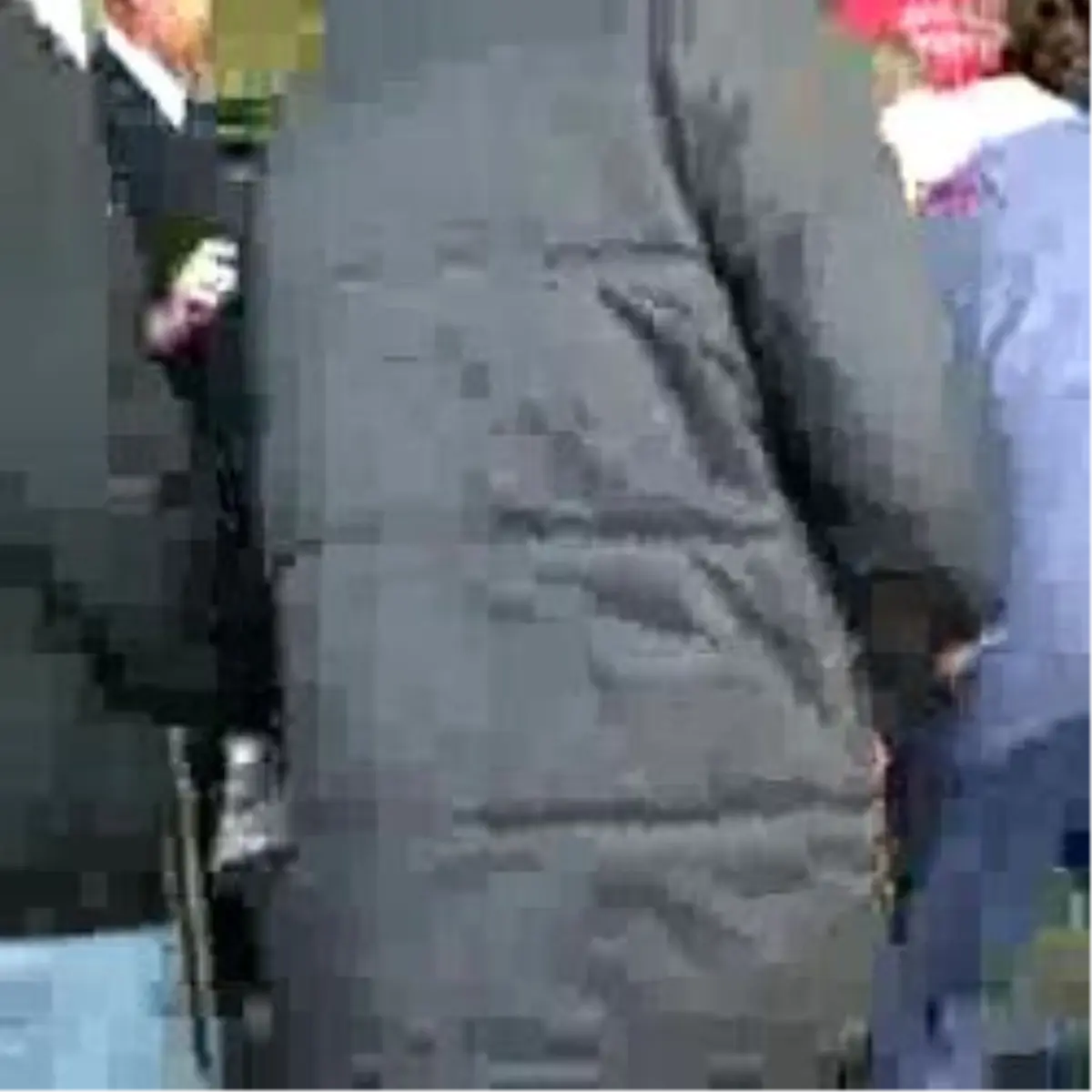 Annesinin Elinden Yola Fırladı, Otomobil Çarptı