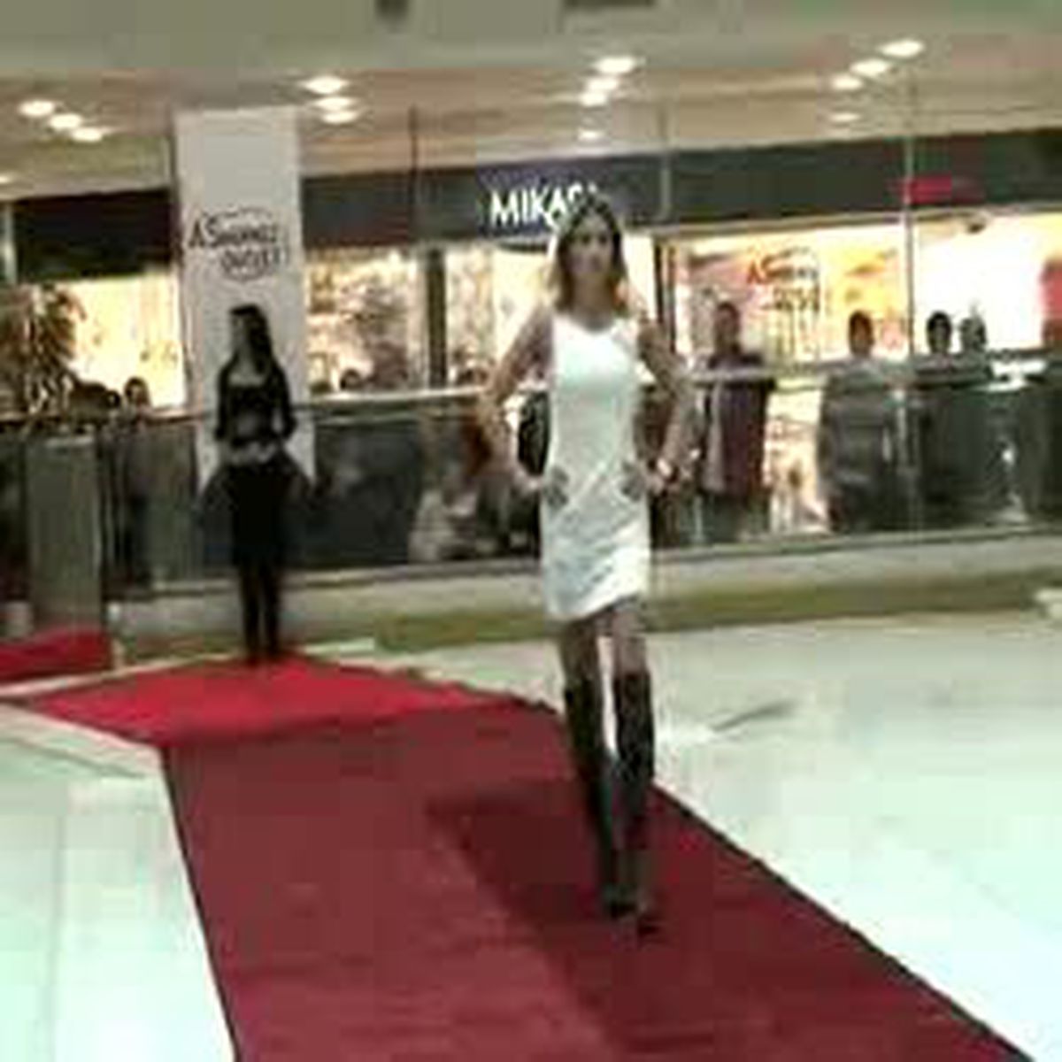 Buz Pistinde Sıcak Defile