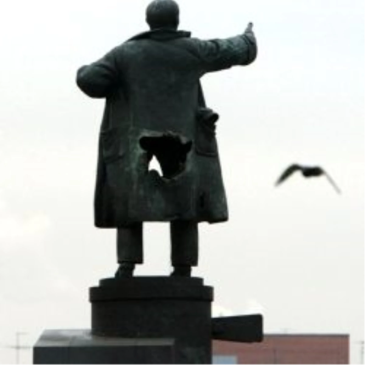 Lenin\'in Heykeline Bombalı Saldırı