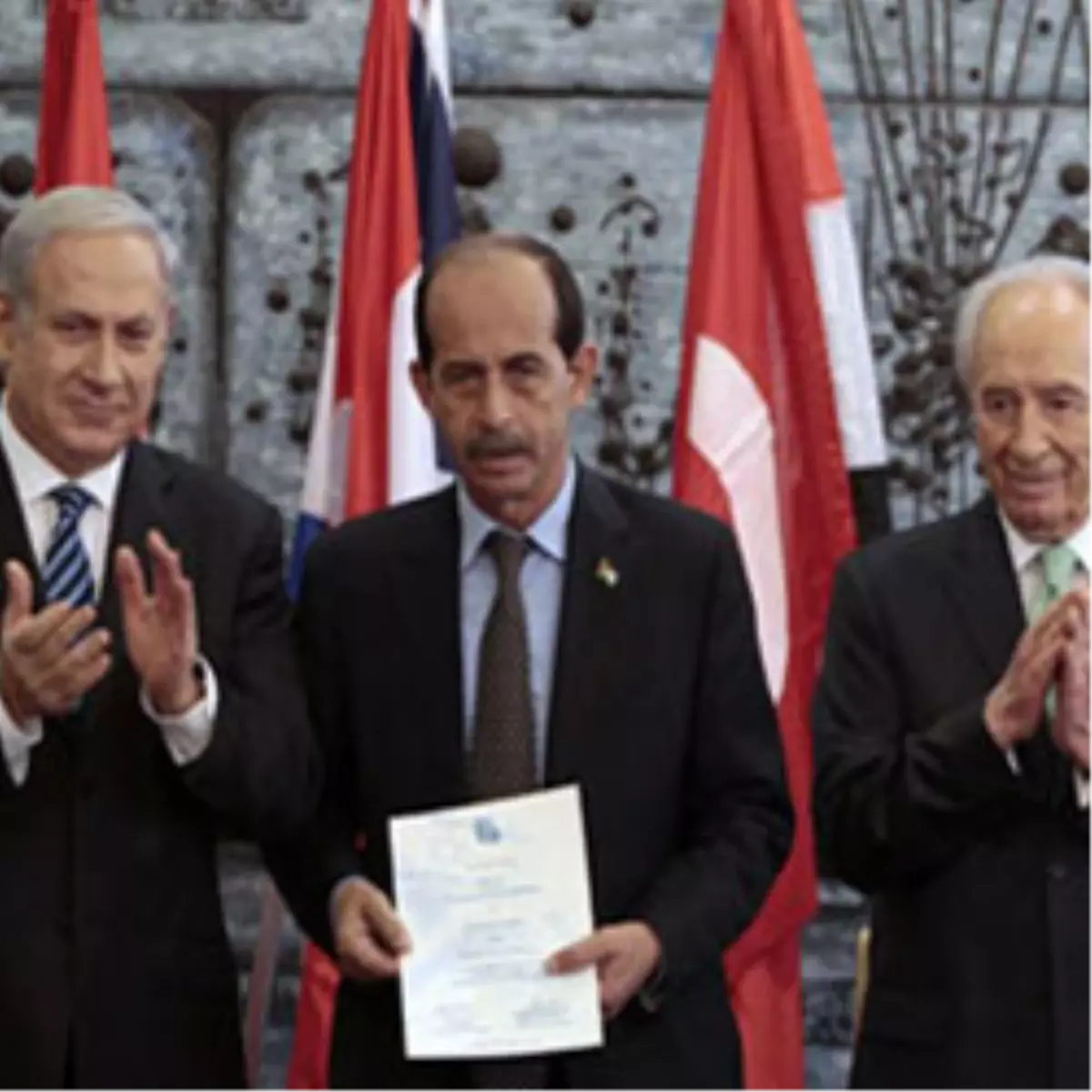 Ay-Yıldız Önünde Teşekkür