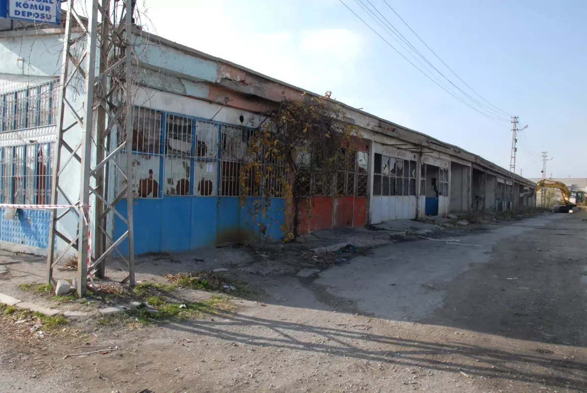 Tehlike Arzeden Sanayi Dükkanları Yıkılıyor