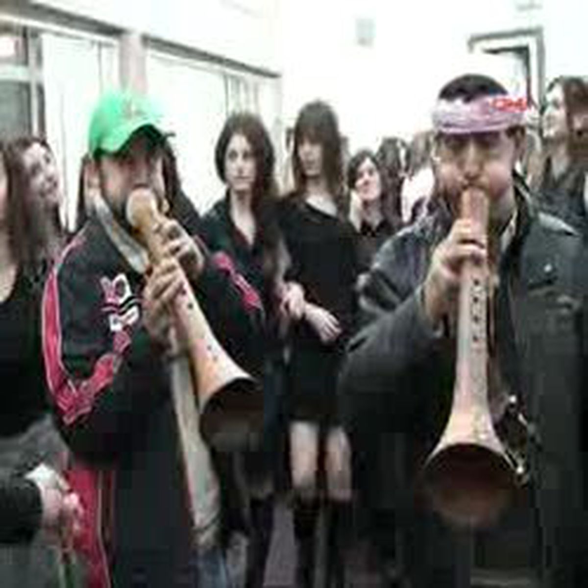 600'ün Üzerinde Kosovalı Kadın Davul Zurna Eşliğinde Eğlendi