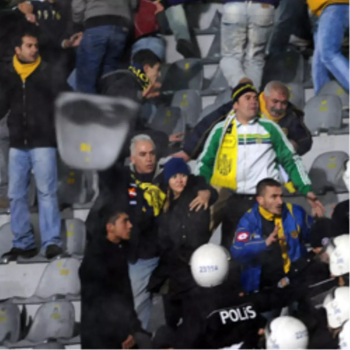 Ankaragücü-Fenerbahçe Maçında Tribünde Olaylar Çıktı