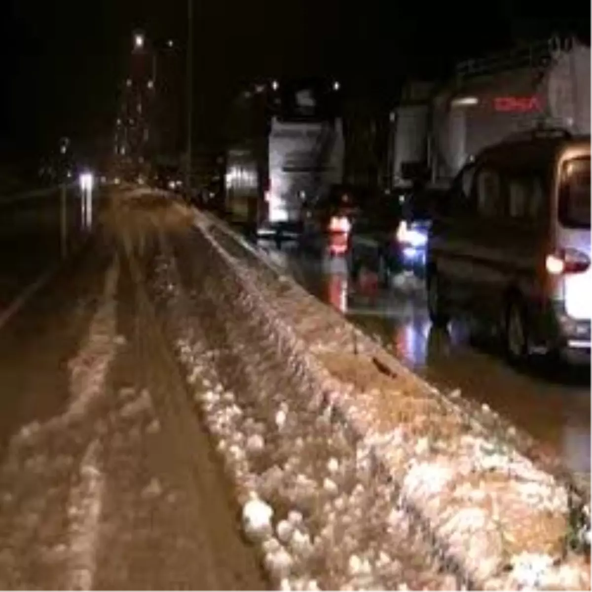 Yolda Kalanlara Kızılay Yetişti