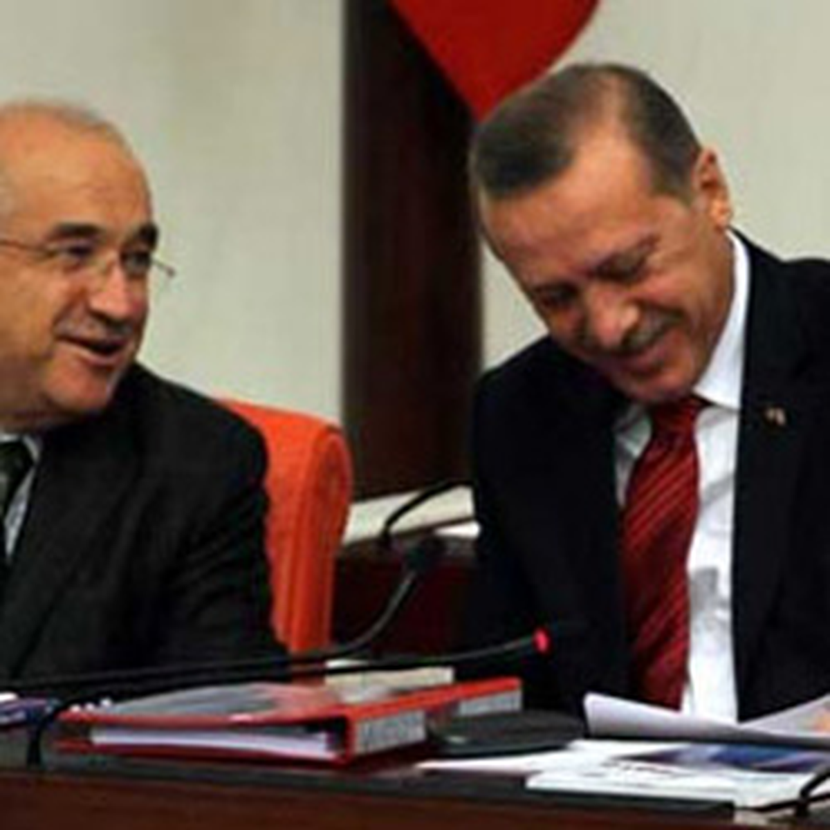 Erdoğan Uzun Uzun Bakıp Güldü