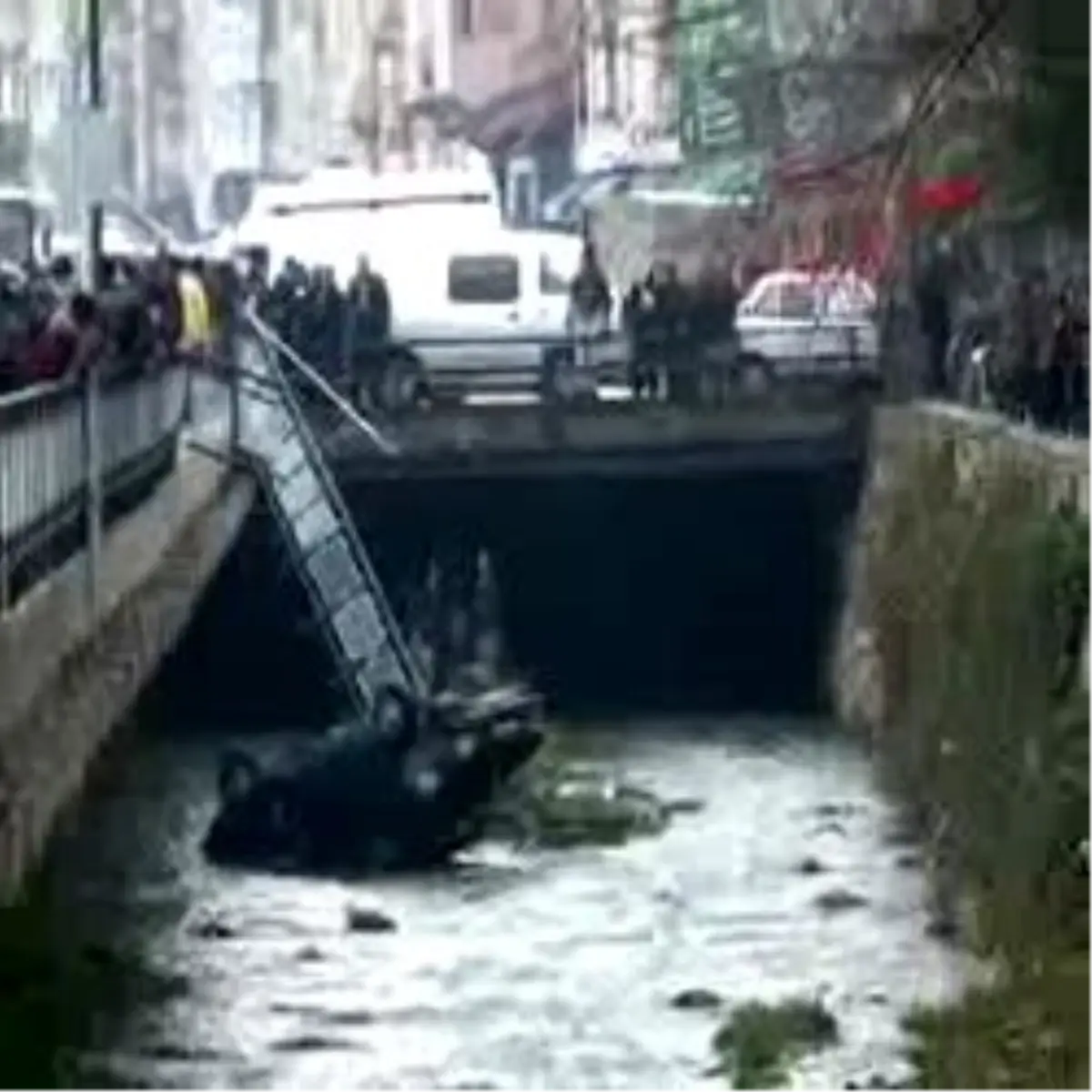 Otomobil Dereye Uçtu: 1 Yaralı