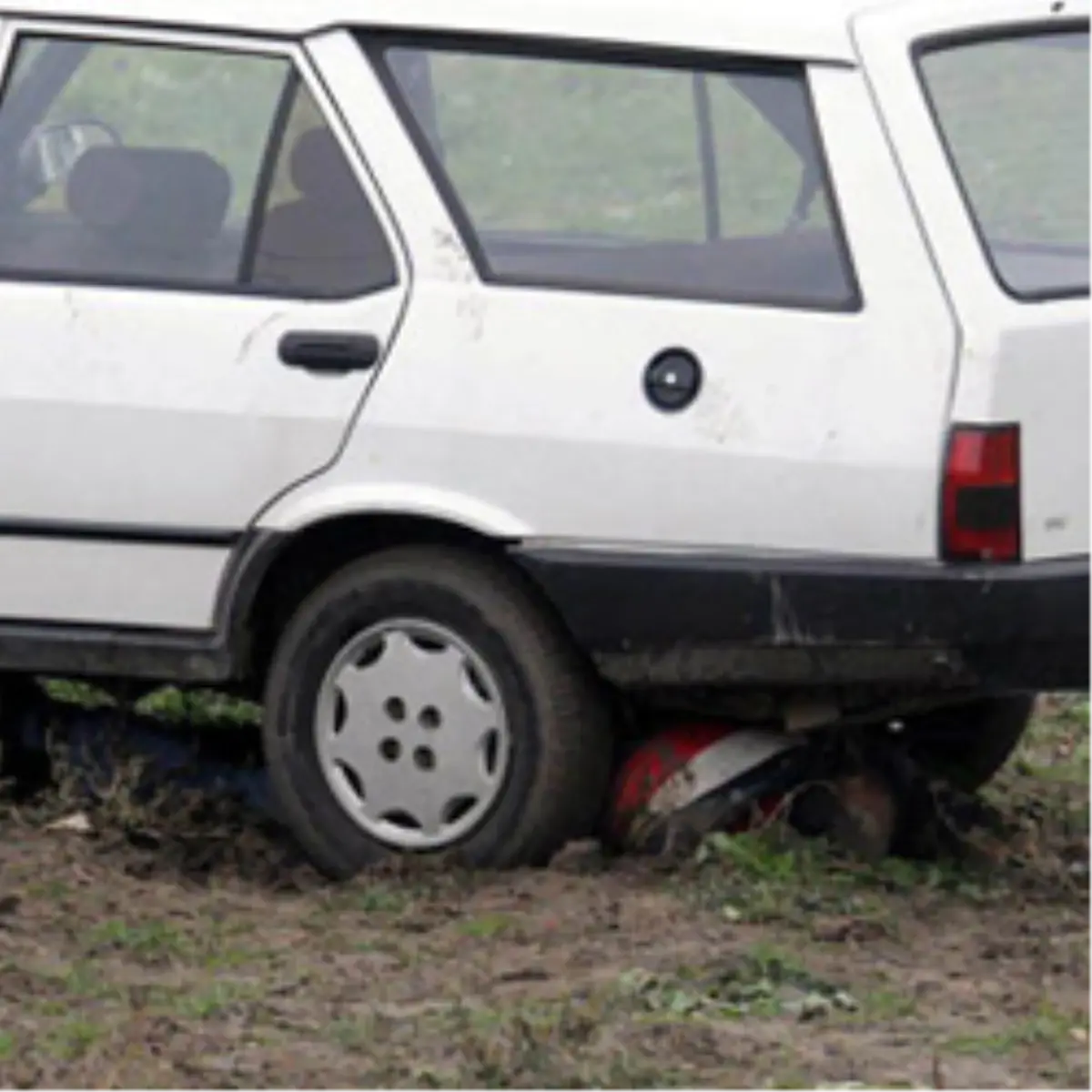 Otomobil Altında Erkek Cesedi