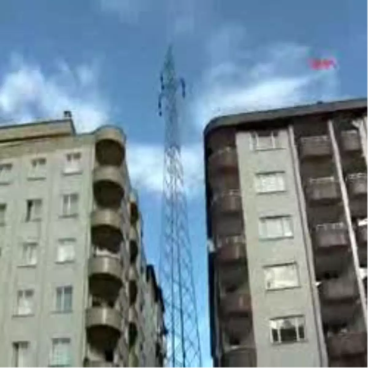 Apartmanlar Arasındaki Yüksek Gerilim Hattı Korkutuyor