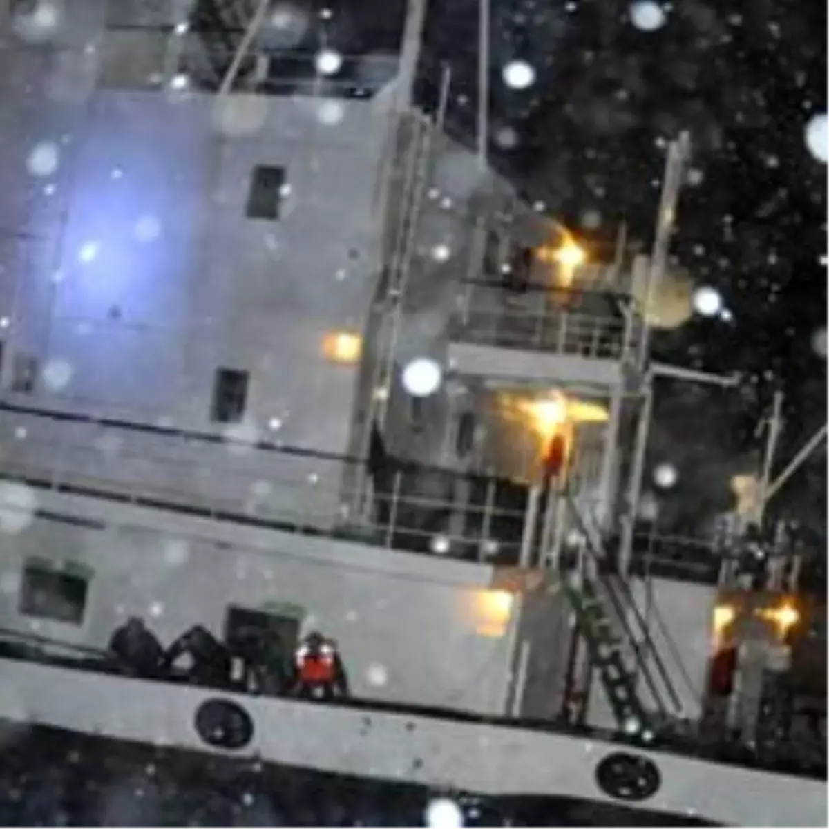 Antalya\'da Falezlere Çarpan Kuru Yük Gemisi Karaya Oturdu