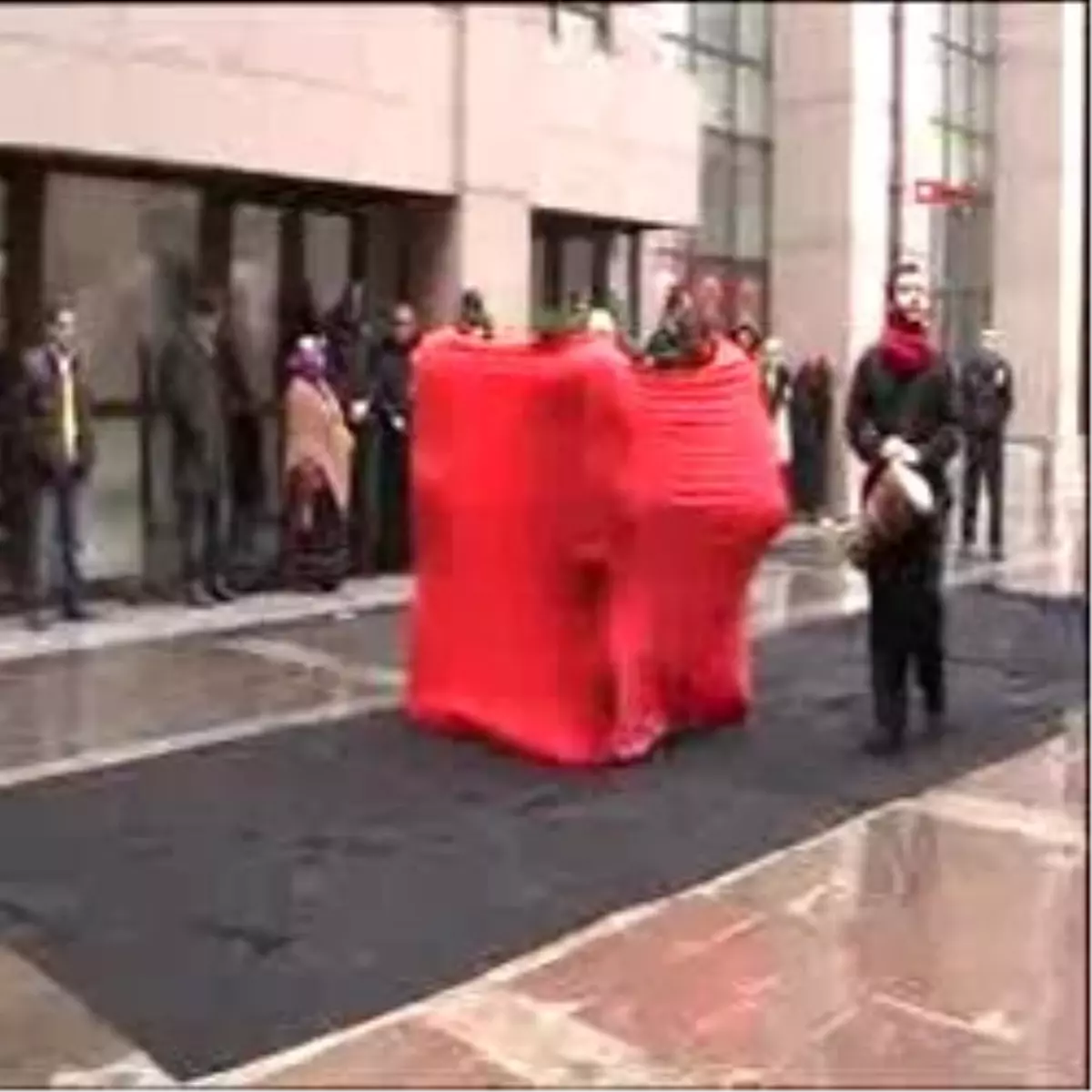 Adliye Önünde Tiyatro Oyunuyla 'Hayata Dönüş' Protestosu