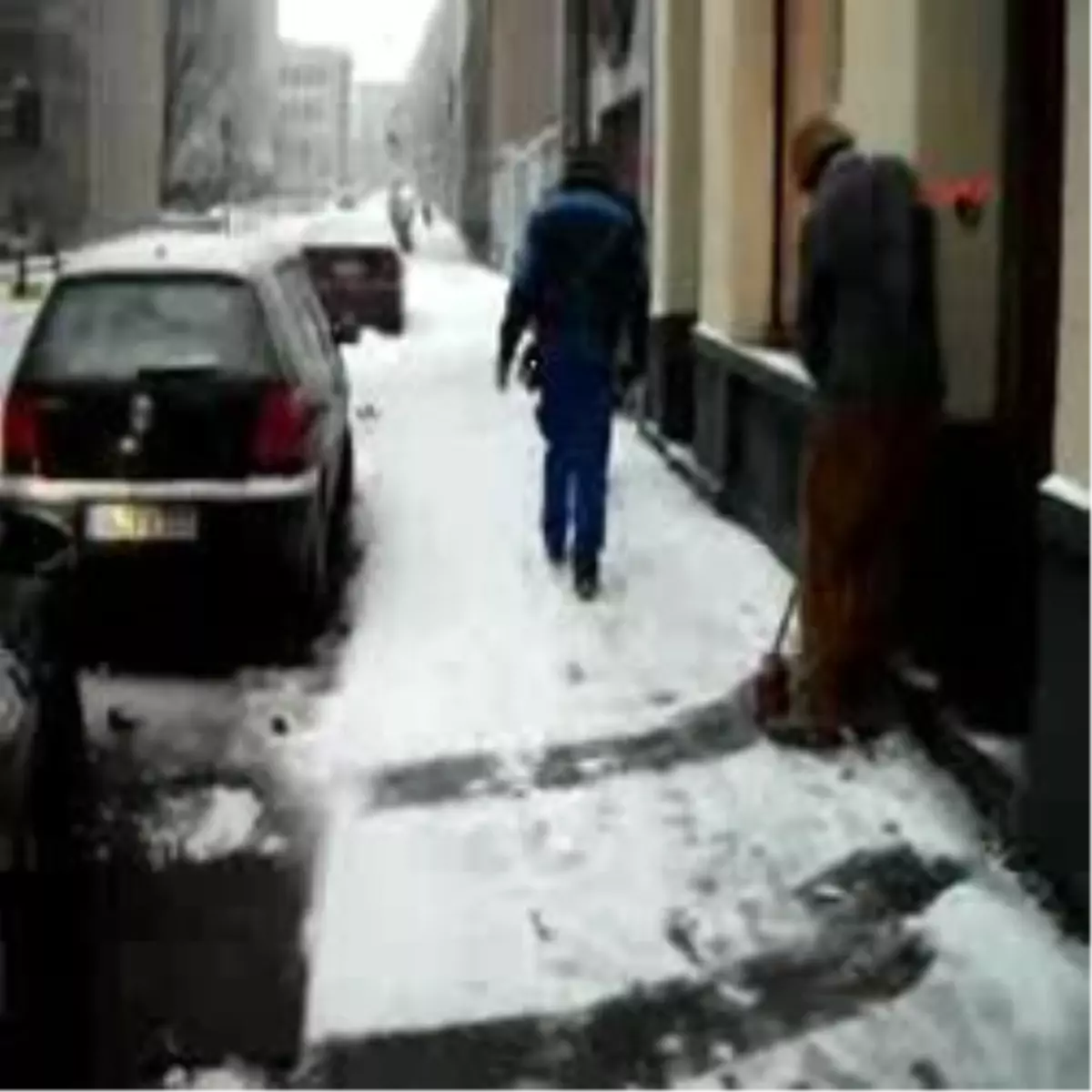 Almanya'da Kar Yağışı Hayatı Felç Etti