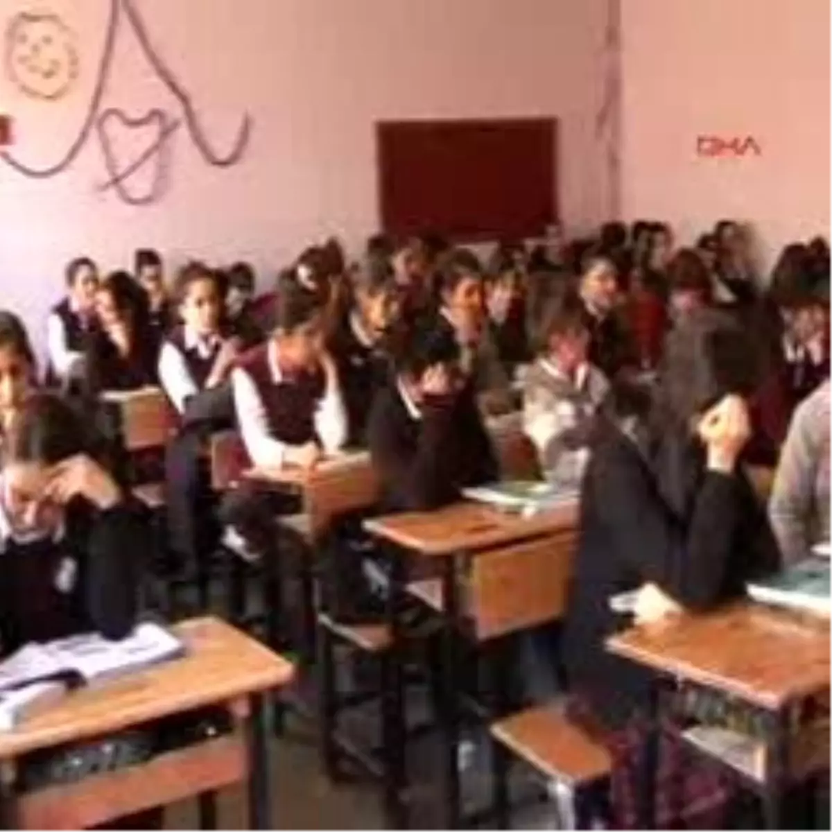 Şemdinli\'de Tek Sırada 3 Öğrenci Eğitim Görüyor