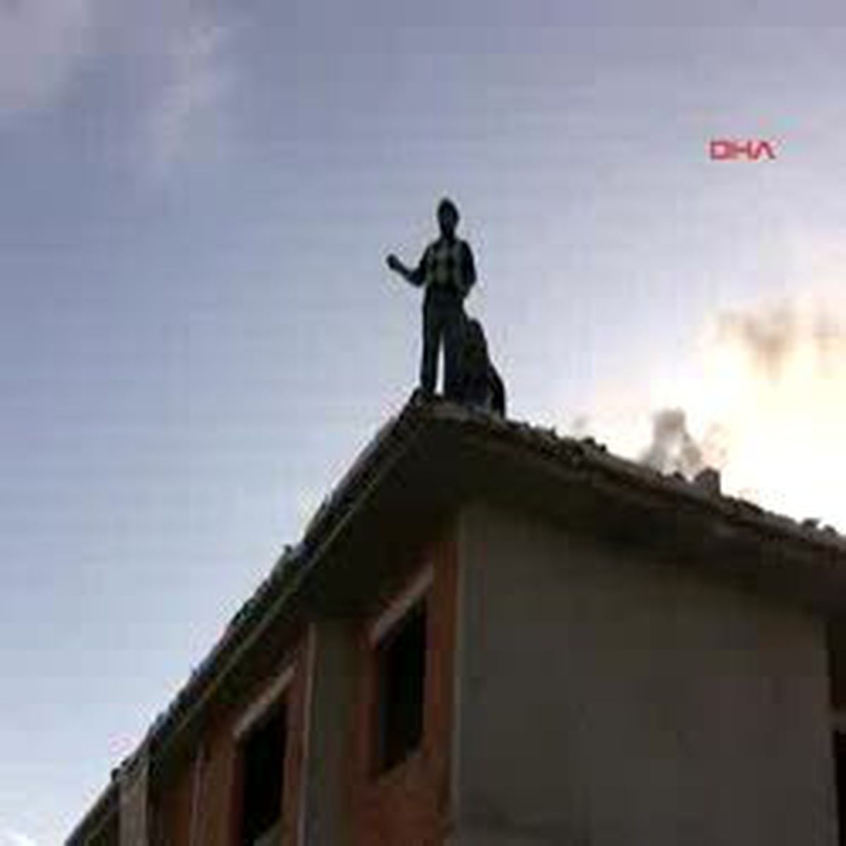 Paralarını Alamayan Toki İşçileri Çatıya Çıktı