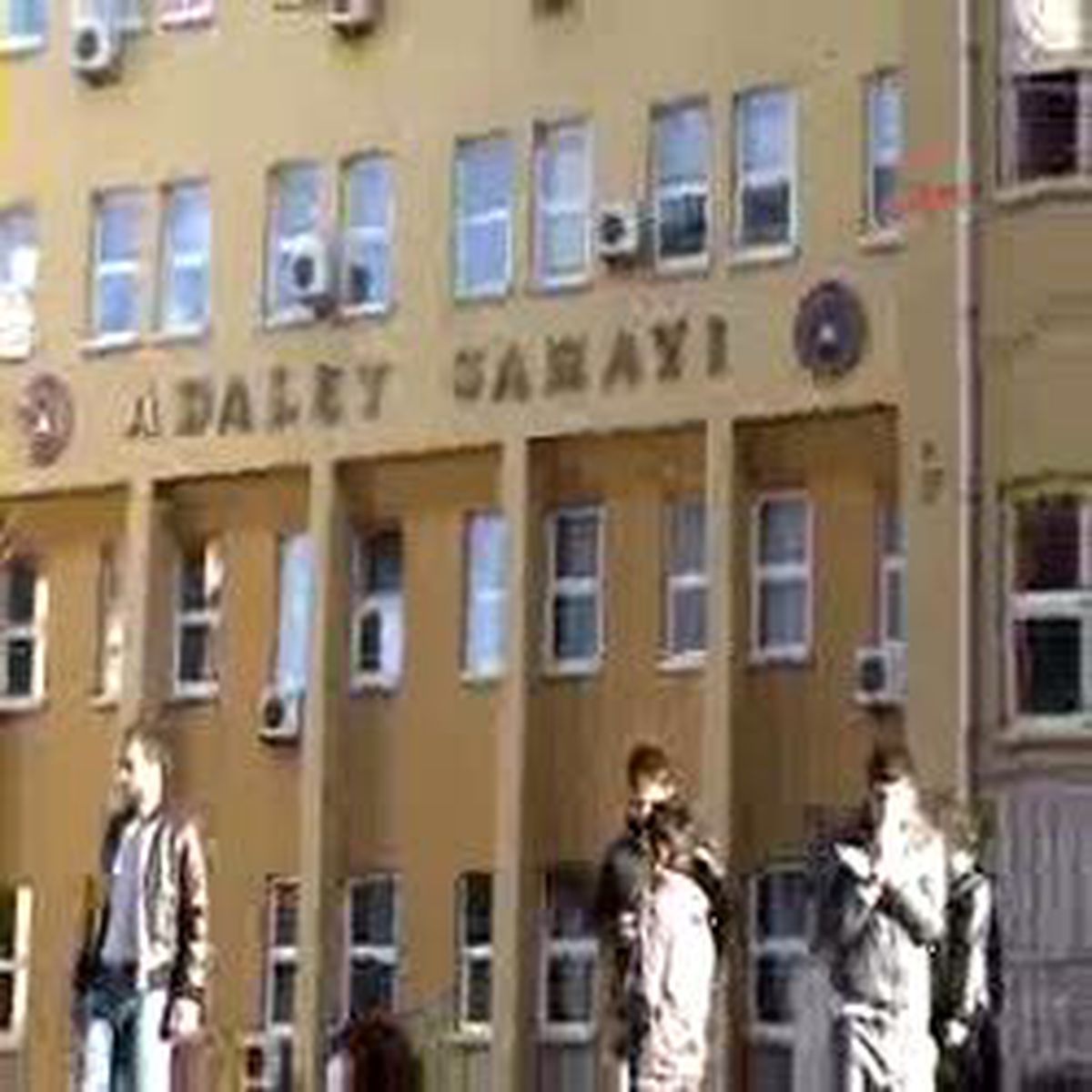 Liseliler Yargılanan Arkadaşları İçin Adliye Önünde Eylem Yaptı