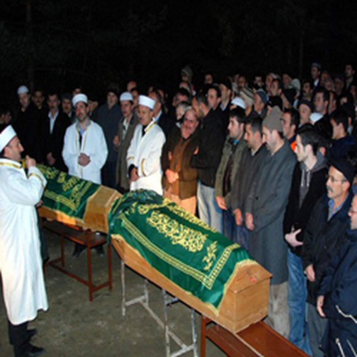 Zehirlenerek Ölen 5 Kişi Toprağa Verildi