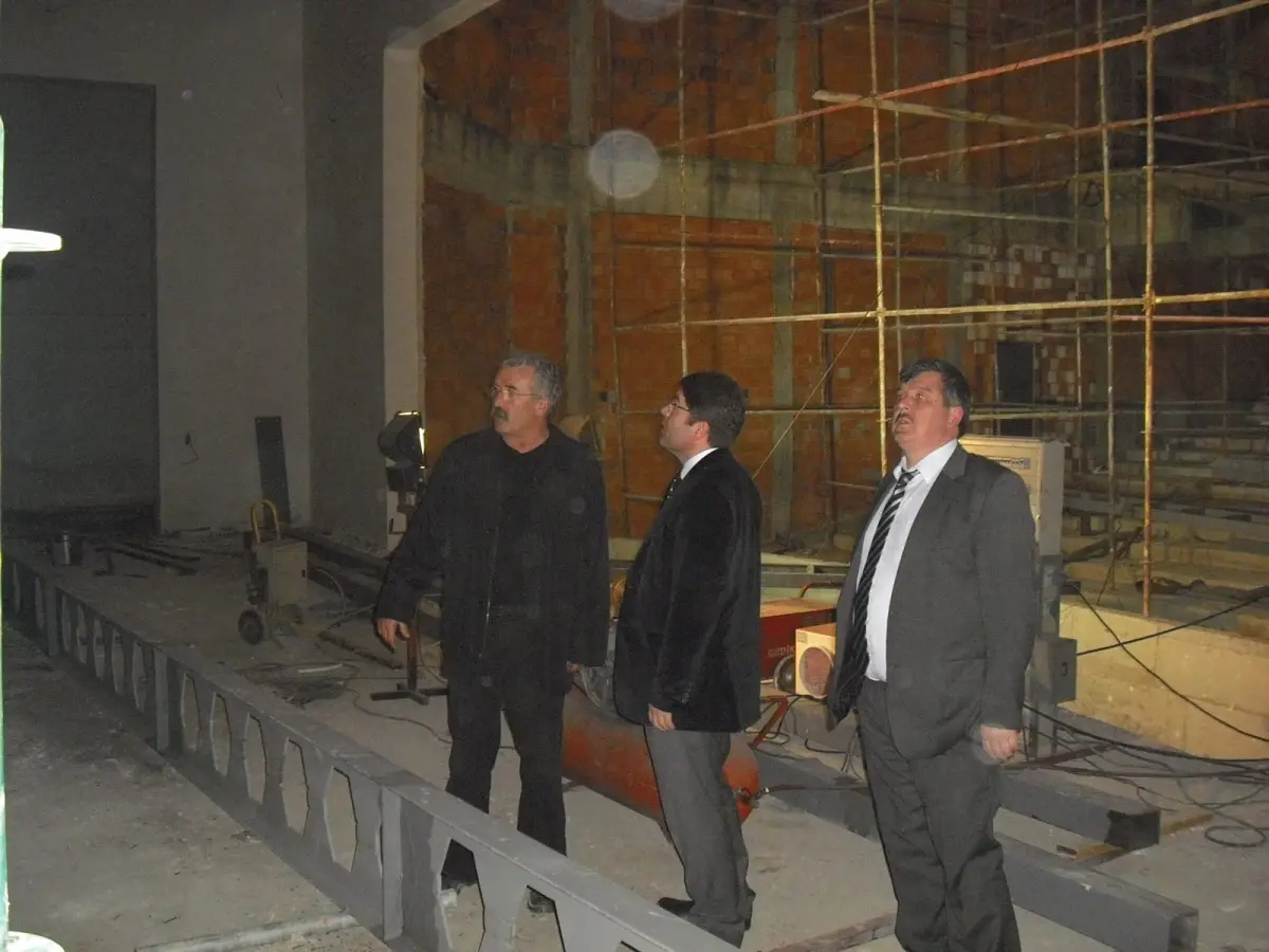 Milletvekili Yılmaz Tunç, Kültür Merkezi İnşaatında İncelemelerde Bulundu